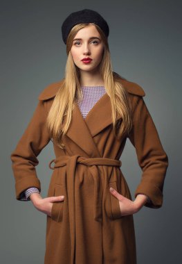 Bahar Fransız bak. Tatlı romantik GIR paltolu. Kırmızı dudaklar