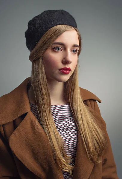 Chica francesa en boina. Está pensando en algo. Retrato clásico — Foto de Stock