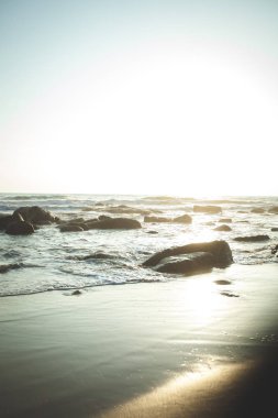 Okyanusun üzerinde güzel bir gün batımı. Denizde gün doğumu.