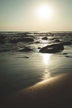 Okyanusun üzerinde güzel bir gün batımı. Denizde gün doğumu.