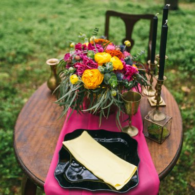 Ormandaki dekore düğün masada beyaz vintage Pyres, yakın çekim. Buket Pembe çiçek. Ormanın içinde romantik akşam yemeği