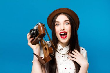 Fotoğraf makinesi şık kızla. Mavi arka plan.
