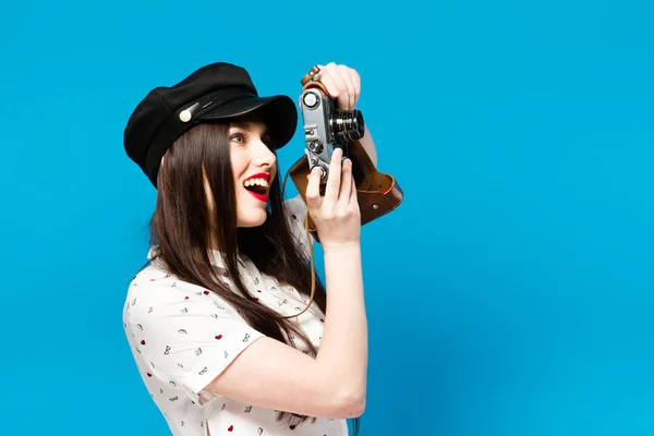 Модный портрет стильного фотографа девушки с винтажной ретро-камерой — стоковое фото
