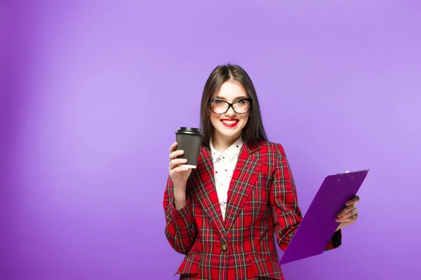 Ritratto di studentessa di bellezza con tazza di tè o caffè da tazza di carta su sfondo blu . — Foto Stock