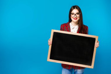 bir kara tahta tutan güzel kız. çalışma duygular