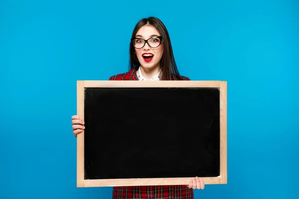 Bella ragazza con una lavagna in mano. studiare le emozioni — Foto Stock