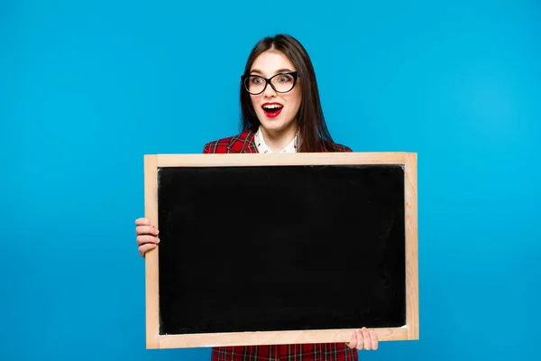 Bella ragazza con una lavagna in mano. studiare le emozioni — Foto Stock