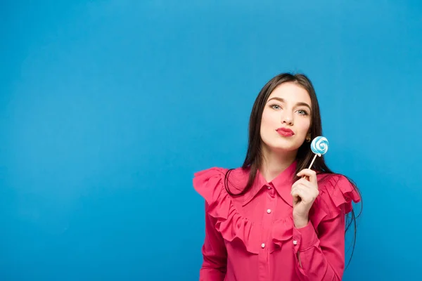 Hermosa mujer de cerca con una piruleta, belleza de alta calidad sobre fondo azul —  Fotos de Stock