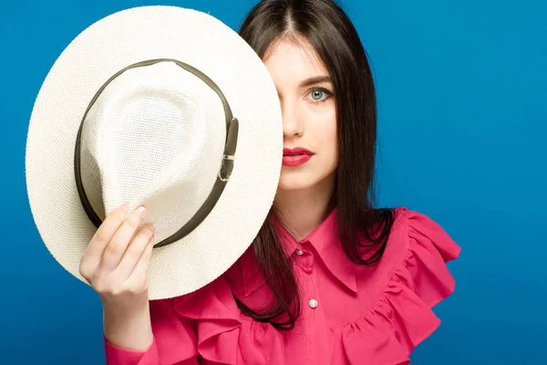 Hermosa mujer con sombrero. Moda retro. Fondo azul . — Foto de Stock