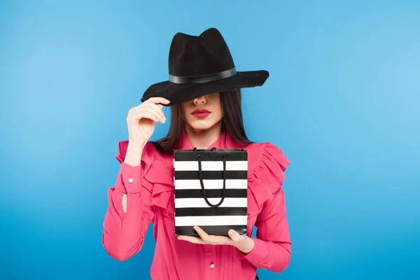 Une femme portant un chapeau. Portrait studio de mode — Photo