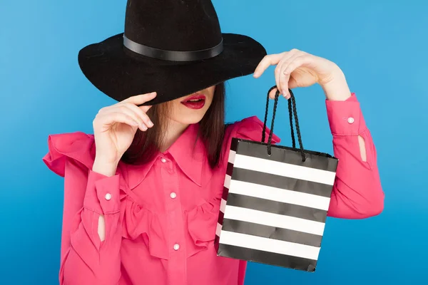 Une femme portant un chapeau. Portrait studio de mode — Photo