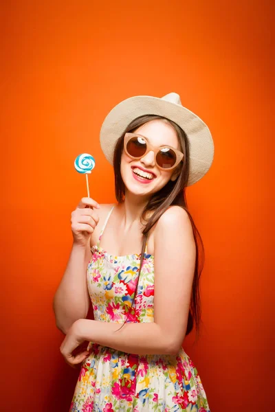 Hermosa mujer sonriente. Sobre fondo naranja — Foto de Stock