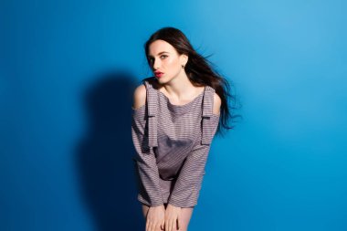 Moda bir mavi arka plan üzerinde güzel modeli