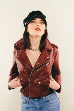 Deri ceket, tam uzunlukta Rock chick. Moda portre zarif kadının, stüdyo vurdu