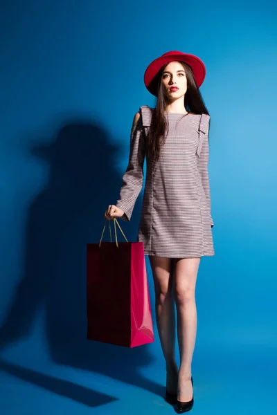 Journée shopping, fille souriante et robe en denim bleu debout à l'extérieur avec sac à provisions — Photo