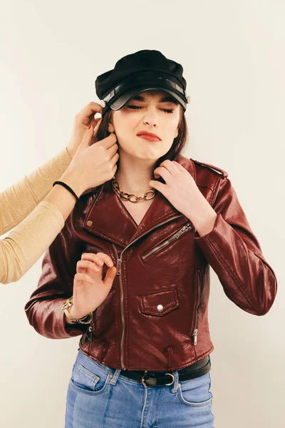 Poussin rock en veste de cuir, pleine longueur. Portrait de mode de femme élégante, prise de vue studio — Photo