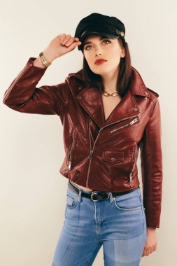 Deri ceket, tam uzunlukta Rock chick. Moda portre zarif kadının, stüdyo vurdu