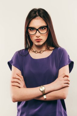 Ciddi göz ile güzel genç kadın portresi.