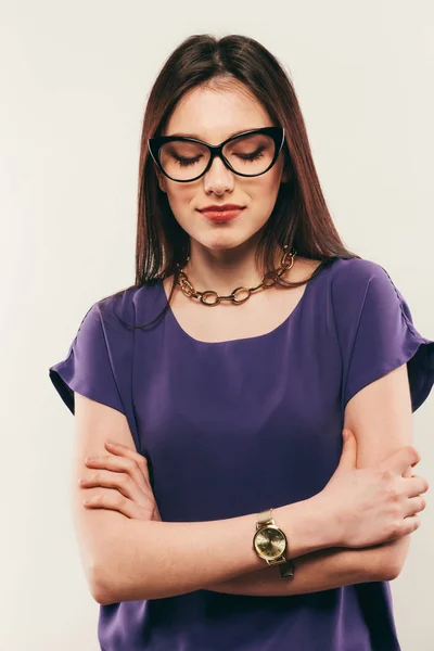 Mujer con gafas con los ojos cerrados, estudio de retratos — Foto de Stock