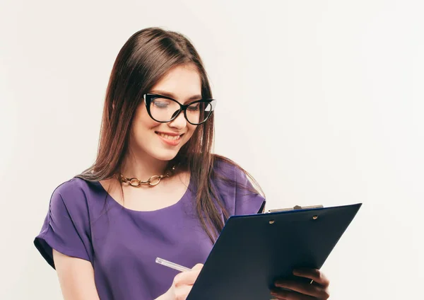 Bella ragazza con matita e carta pensando a qualcosa — Foto Stock