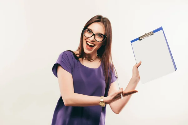 Bella ragazza con matita e carta pensando a qualcosa — Foto Stock