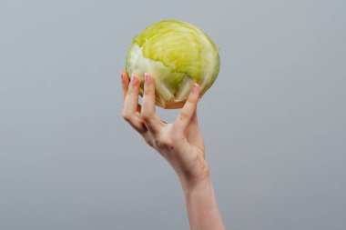 Çiğ gıda kavramı. Demet brokoli açık gri renkli holding Womans eller. Yakın çekim. Boşluk.