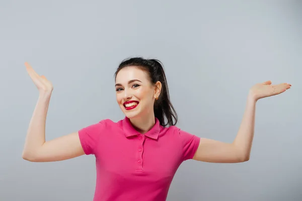 Ritratto di giovane donna spensierata sorridente, polo rosa — Foto Stock