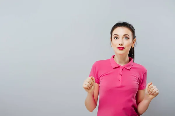 Ritratto di moda di elegante ragazza in abito rosa. Modello carino — Foto Stock