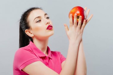 Kırmızı bir elma yemek güzel ve genç birbayan. Beyaz bitti izole