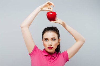 Kırmızı elma bir ısırık alarak güzel bir kadın.