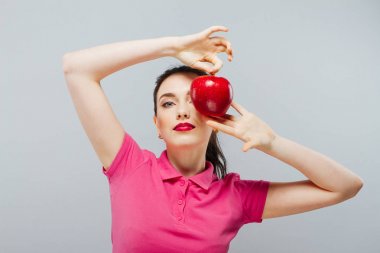 kadın Kırmızı elma ye. Başak ve güzellik