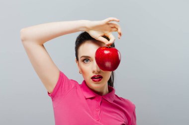 kadın Kırmızı elma ye. Başak ve güzellik