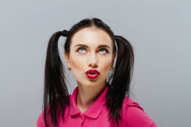 Güzel yenilikçi düşünme ponytailes kızla