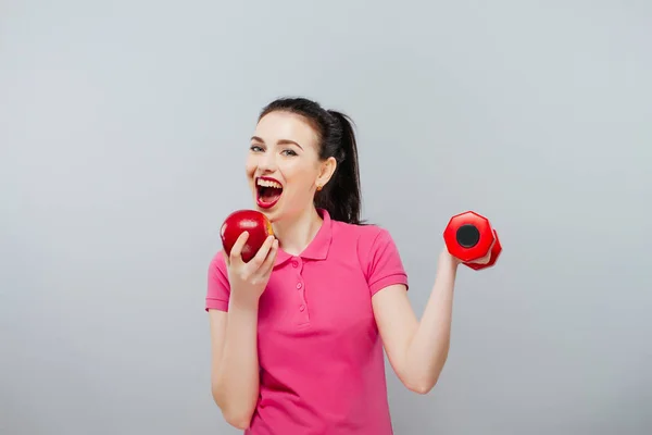Mujer asiática joven entrenando musculoso y manzana de la mano con pesas rojas, kg — Foto de Stock