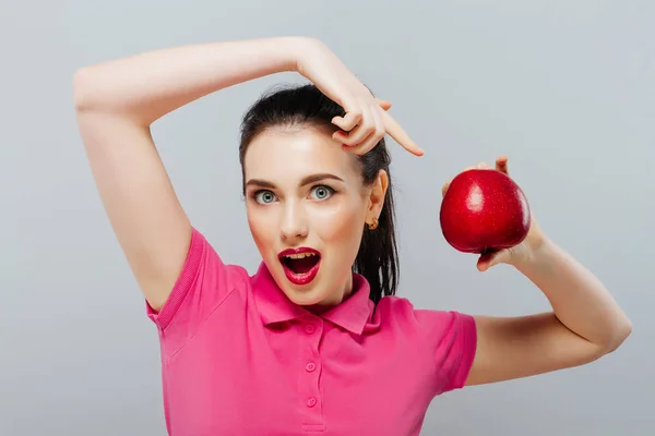 Joven hermosa chica sexy con el pelo oscuro, sosteniendo la manzana roja grande para disfrutar del sabor y están a dieta, alimentación saludable y alimentos orgánicos, sensación de tentación, sonrisa, dientes . — Foto de Stock