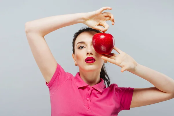 Mujer come manzana roja. Bienestar y belleza — Foto de Stock