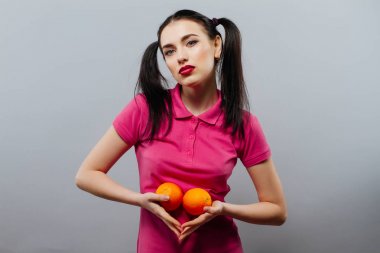 Turuncu tutarak siyah saçlı güzel kız