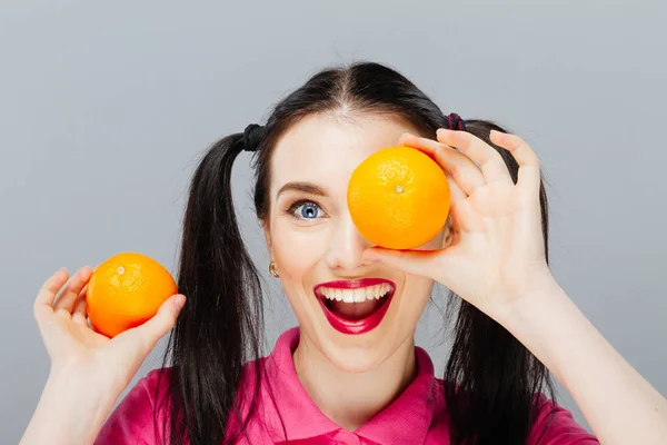 Портрет счастливой девушки с оранжевым на фоне серого лица — стоковое фото