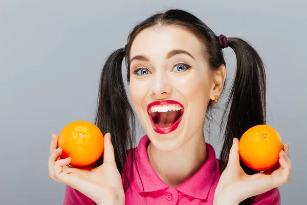 Retrato de cómic chica feliz sosteniendo naranja cerca de la cara — Foto de Stock