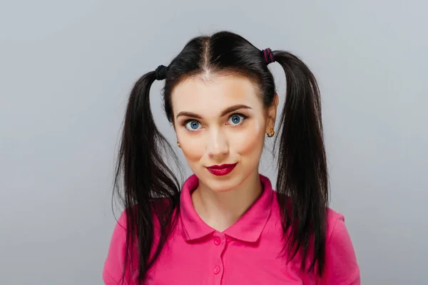 Portrait of pretty dark-haired woman. gray background — Stock Photo, Image