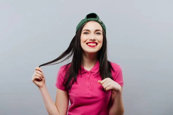Женщина в повседневном стиле девочка шапочка на голове длинные волосы позируют на зеленый. Молодежный стиль. Модный снимок. серый фон — стоковое фото