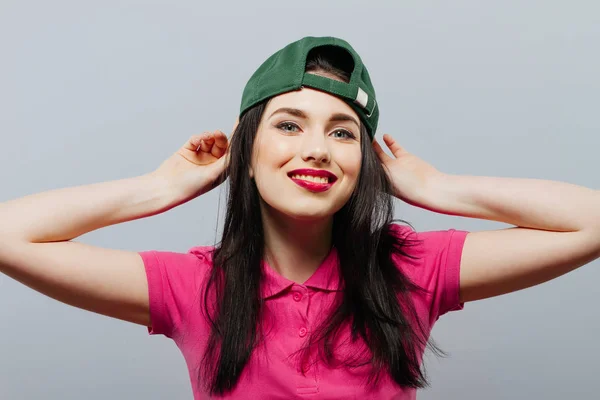 Хип-хоп женщина в зеленой кепке. Счастливый, счастливый фон — стоковое фото