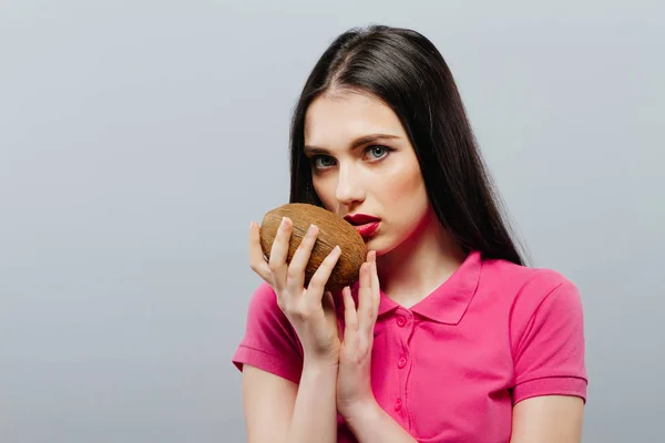 Atractiva mujer spa con coco . — Foto de Stock