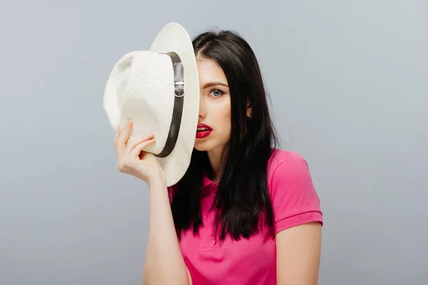 Close-up retrato de uma bela jovem com chapéu branco — Fotografia de Stock