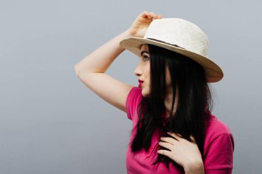 Güzel moda Hintli kadın portre Isolated gri arka plan üzerinde.