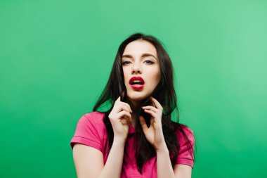 Gizemli kadın stüdyo uzakta arıyor. izole yeşil arka plan