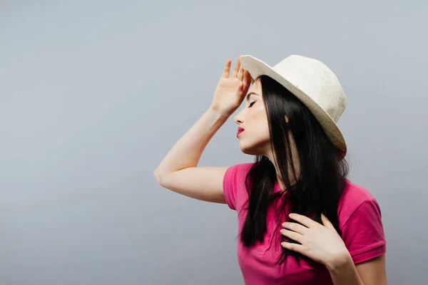 Bella modello femminile profilo in posa con un cappello — Foto Stock