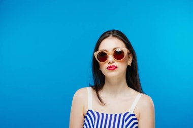 moda modeli Güneş gözlüğü, güzel ve genç birbayan. Stüdyo vurdu