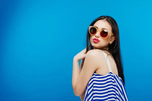 Portrait coloré de jeune femme séduisante portant des lunettes de soleil. Été beauté et nail art concept — Photo