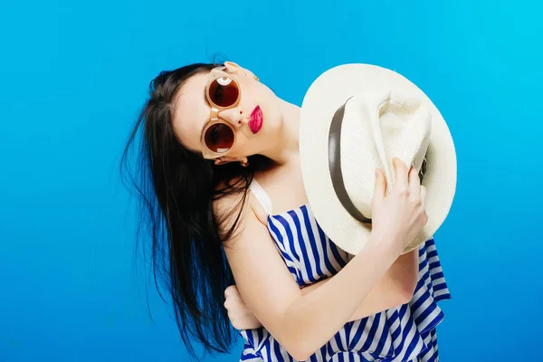 Portrait de fille de la mode avec chapeau à la main — Photo